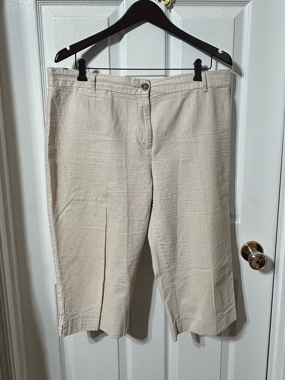 Women's Cream & Beige Seersucker Capris - Classic Pull-On Style
